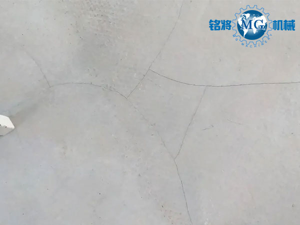 都说石膏基自流平抗开裂，可为啥到处开裂？